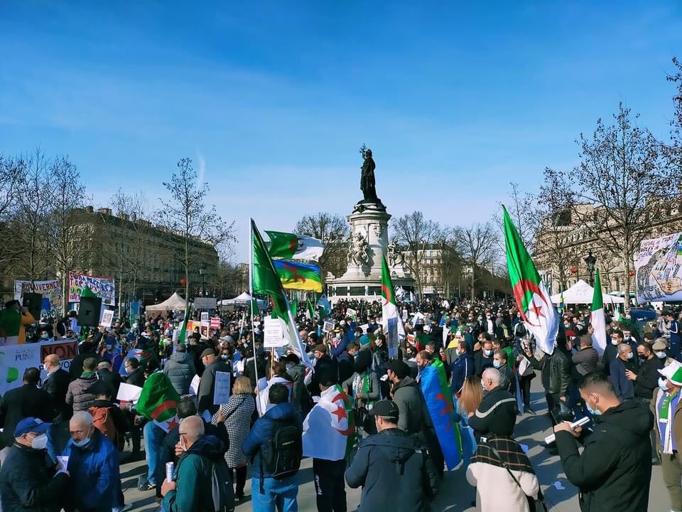 Plus fort que les frontières, le Hirak reprend ses droits à Paris (Vidéo)