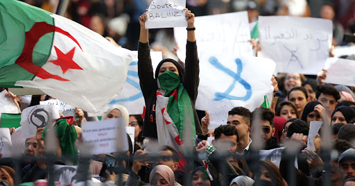 Covid en Algérie : des professeurs appellent à la suspension des marches du vendredi