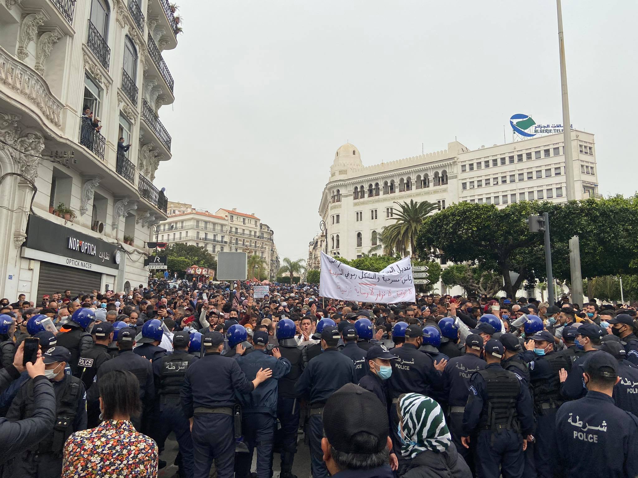 Marche des étudiants à Alger : une interpellation et du gaz lacrymogène pour disperser la foule (vidéo)