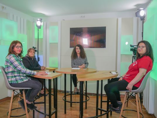 5/5 spécial 8 mars:  une féministe, une journaliste et une mère de disparu racontent leur combat (vidéo)