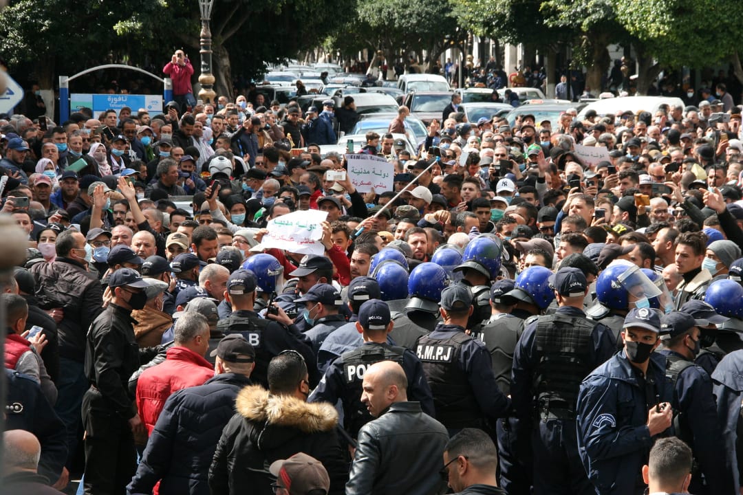 Marche des étudiants : les manifestants s’imposent et récupèrent leur espace habituel