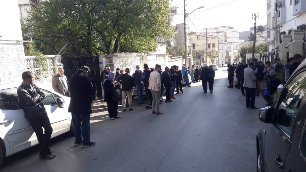 فيديو/ وقفة احتجاجية أمام مقرّ الأفلان للمطالبة برحيل بعجي أبو الفضل