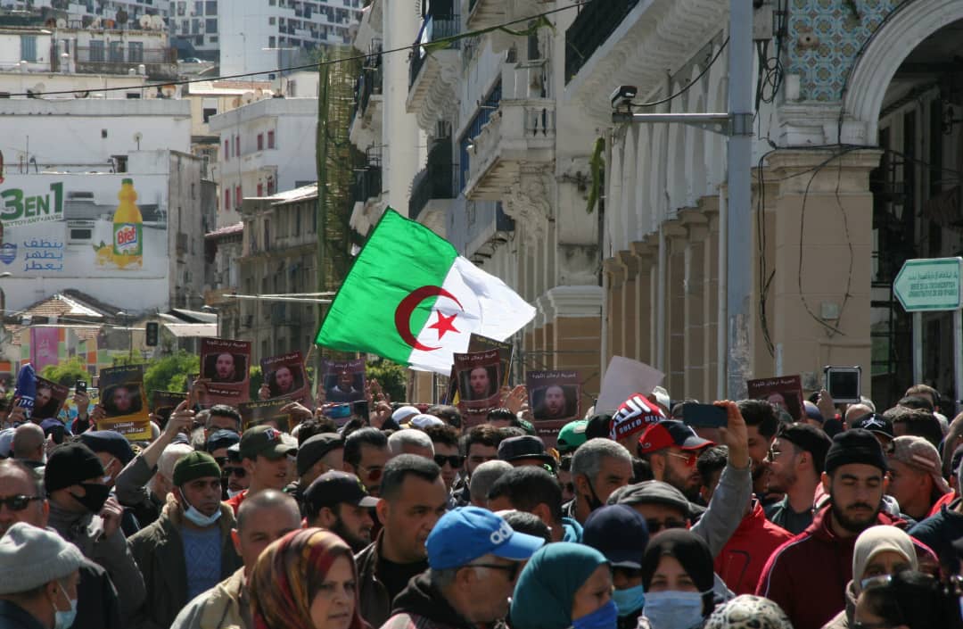 Hirak : les algériens mobilisés malgré les vacances et une météo désavantageuse