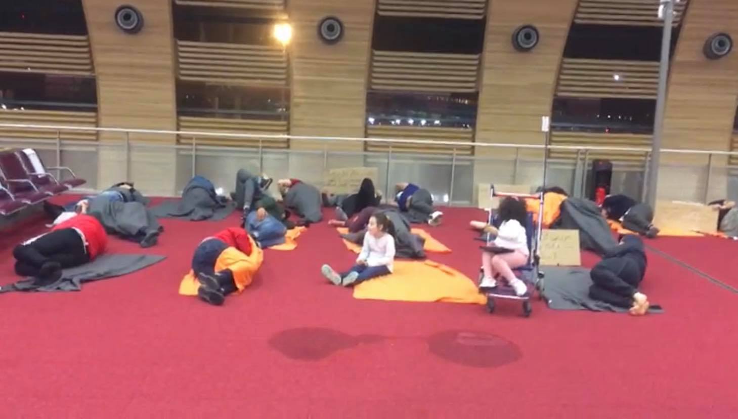 (vidéo) : une trentaine de ressortissants algériens bloqués à l’aéroport CDG de Paris à cause d’une faille du système !