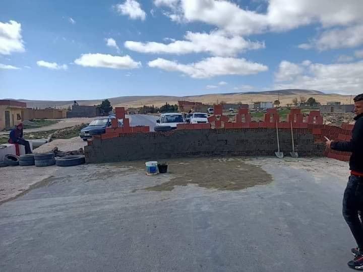 Khenchela : pour se faire entendre, des protestataires érigent un mur sur la route nationale