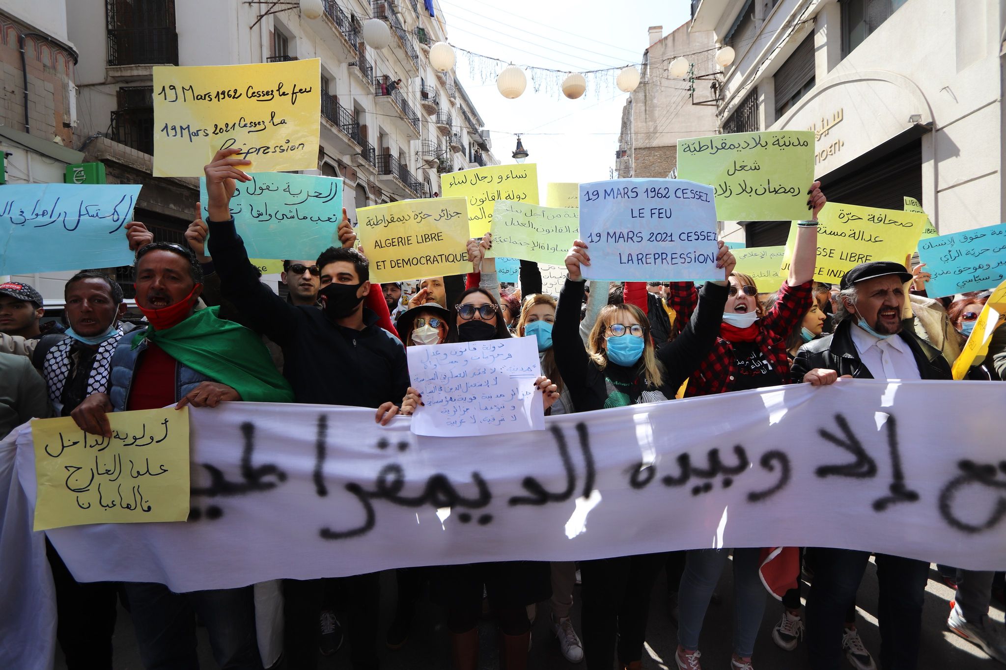 الجمعة التاسعة بعد المئة بالصور: جزائريون وجزائريات يكتبون آمالهم وآلامهم على اللافتات