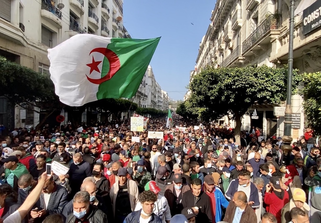 مع عودة الحراك: تبقى اللافتات مانشيتات المسيرات وعناوينها العريضة