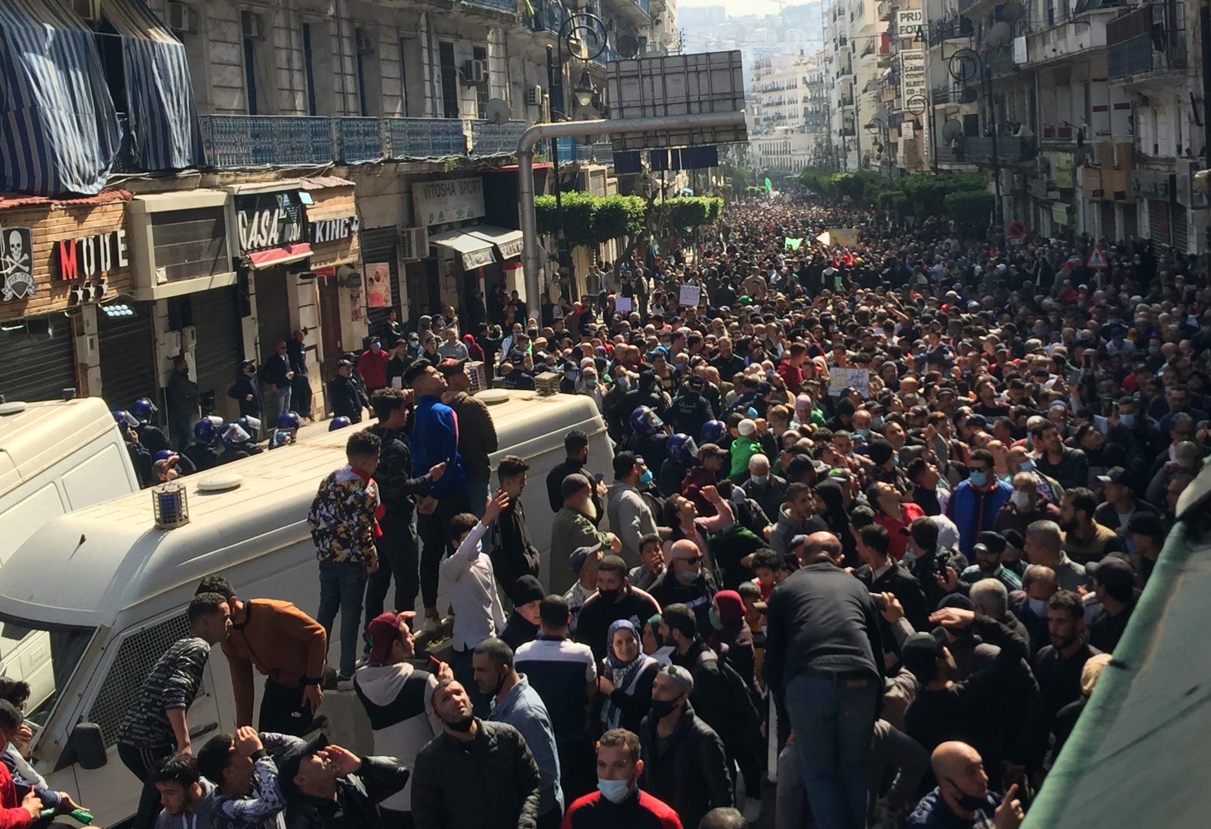 الجمعة 107: لافتات تردّ على زغماتي وأخرى متمسّكة بمطالب الحراك
