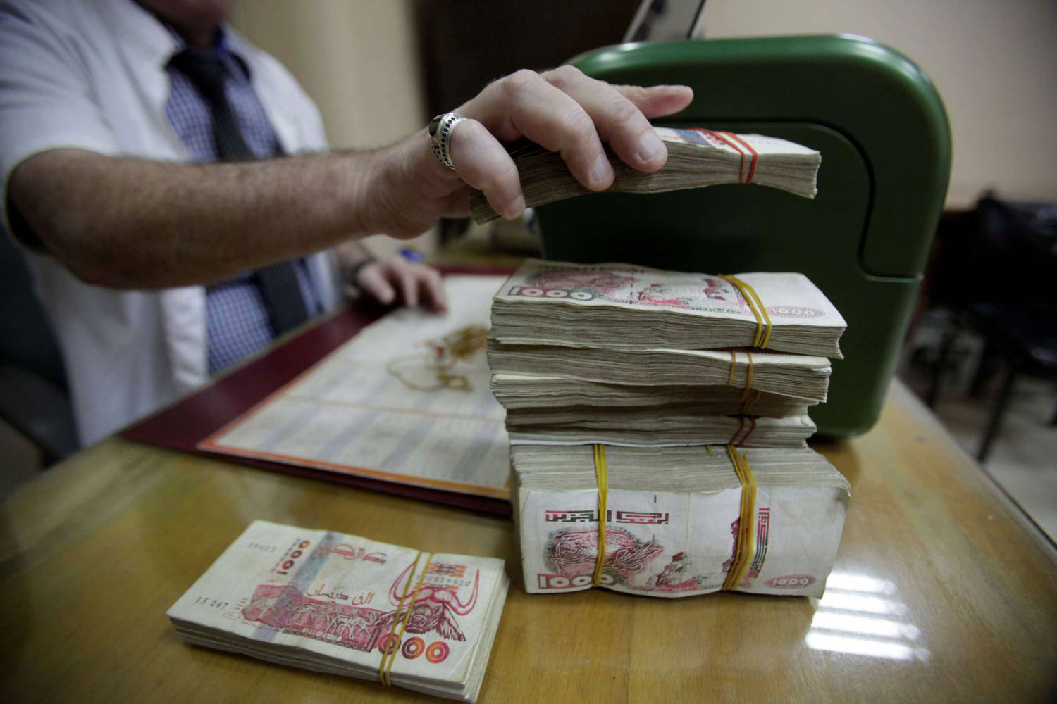 نحو ضخّ مبالغ مالية ضخمة لحلّ مشكلة السيولة قبل شهر رمضان