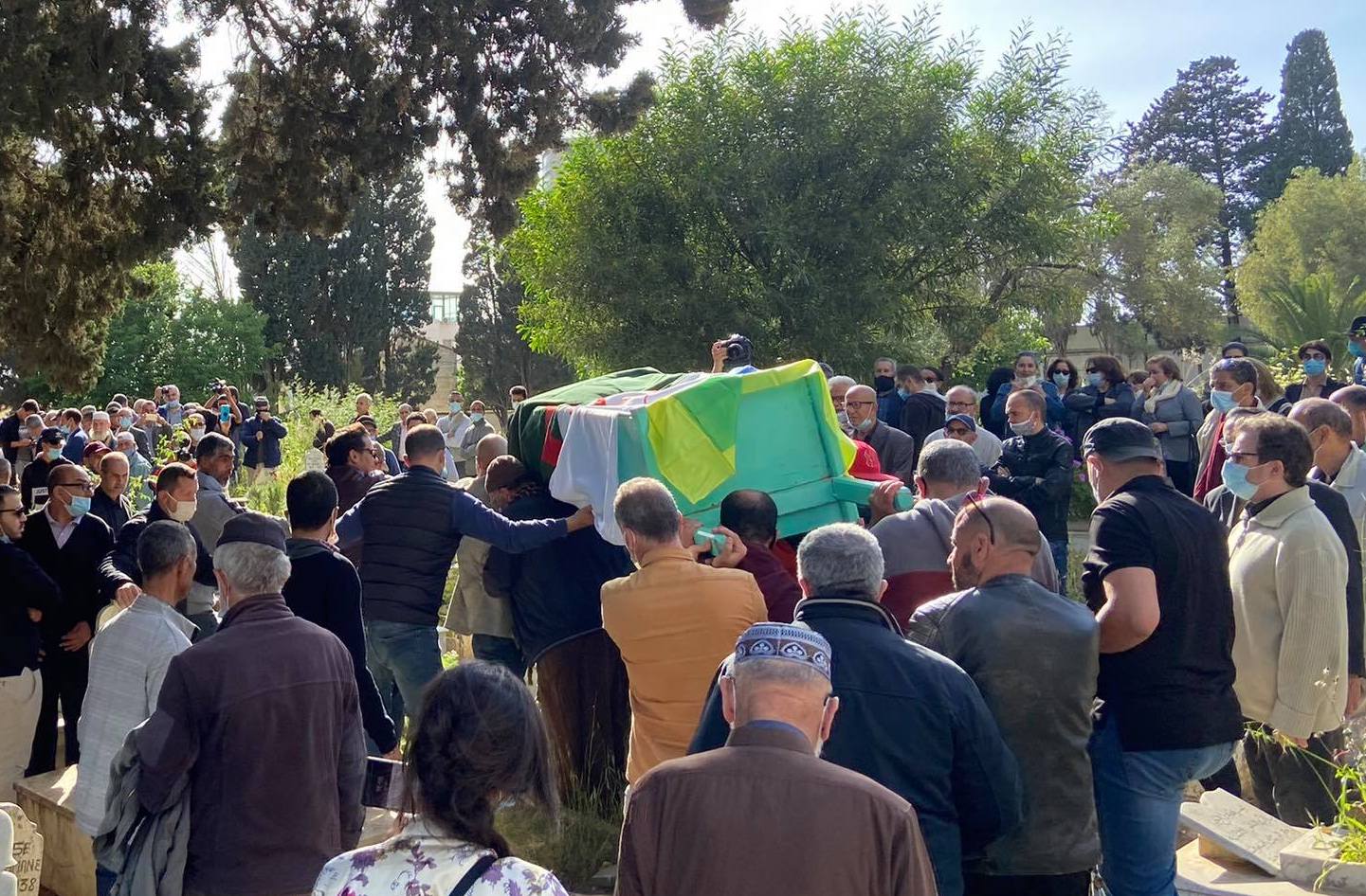 Ali Yahia Abdenour accompagné à sa dernière demeure par une foule immense