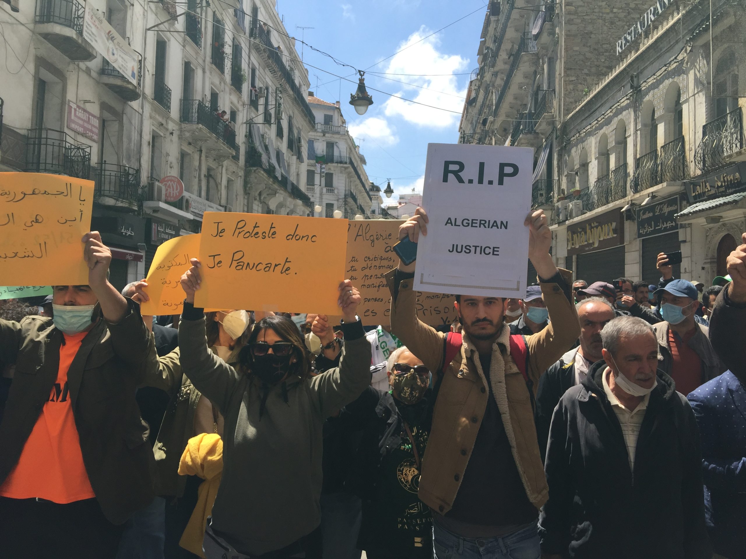 Vendredi 114 : Ces pancartes qui dérangent le système !