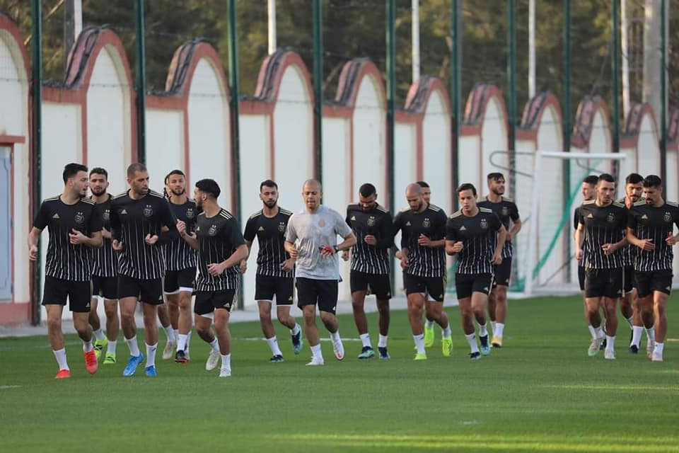 تحسبا للمباراة التي ستجمعه بنظيره الموريتاني : عناصر الفريق الوطني تحط في الجزائر ظهر هذا الإثنين