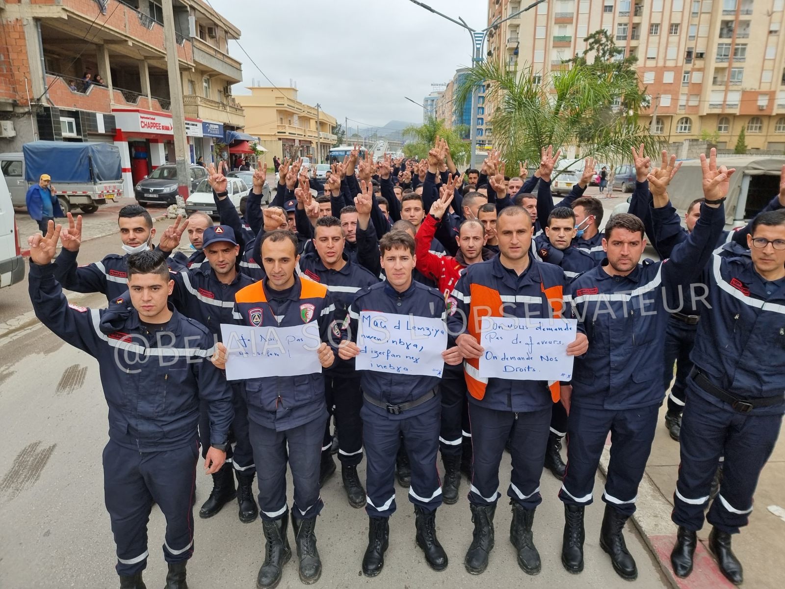 Les sapeurs-pompiers marchent à Bejaia