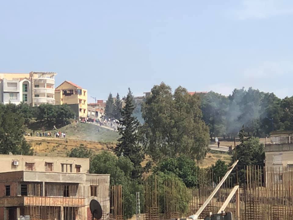 Bouira : Violents affrontements entre la police et des manifestants du Hirak