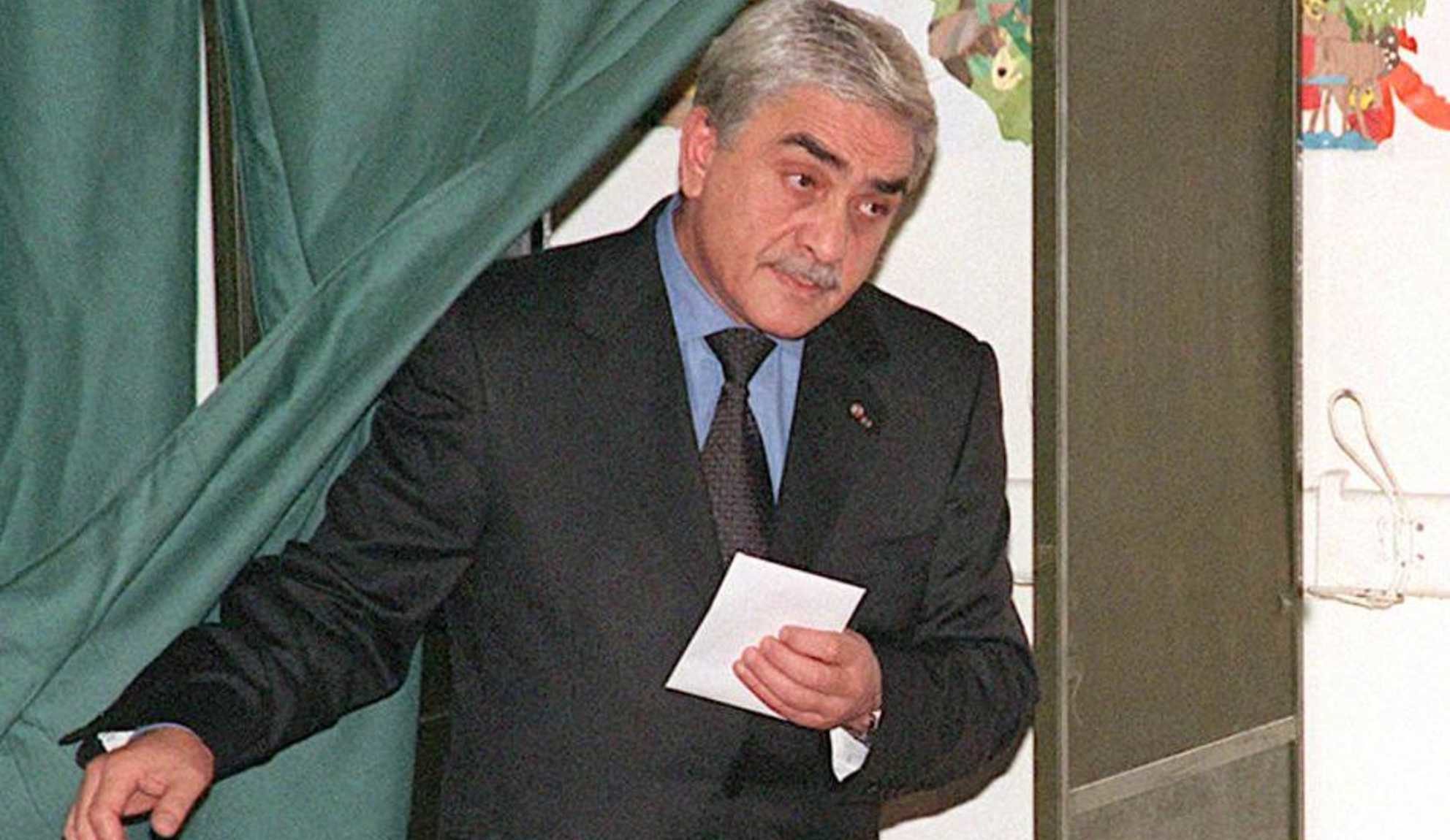 نشر مساهمة في يومية الوطن: زروال ينادي ب”القطيعة مع سلوكات لماضي القاتلة”