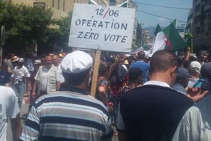 Hirak : le rejet des élections domine les slogans du 121e vendredi