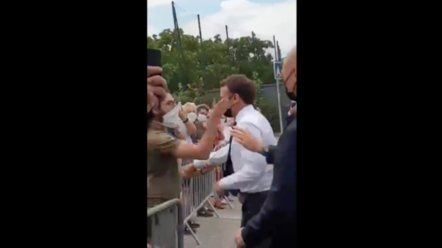 Le président français giflé par un homme