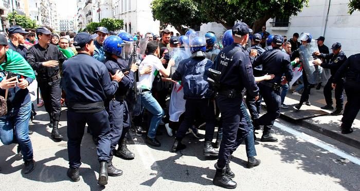 مناضلون ومناضلات إلى السلطة الفعلية وواجهتها المدنية: أوقفوا القمع فوراً..لا تغامروا بمصير البلاد !