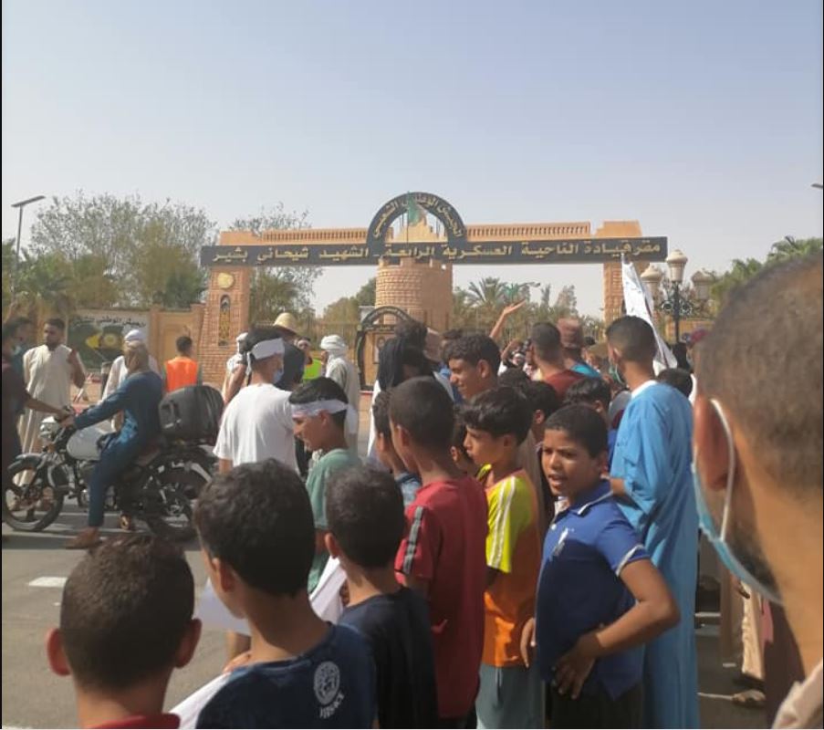 (فيديو) بطالو ورقلة يحتجون: نريد حقنا في البترول.. برميل برميل