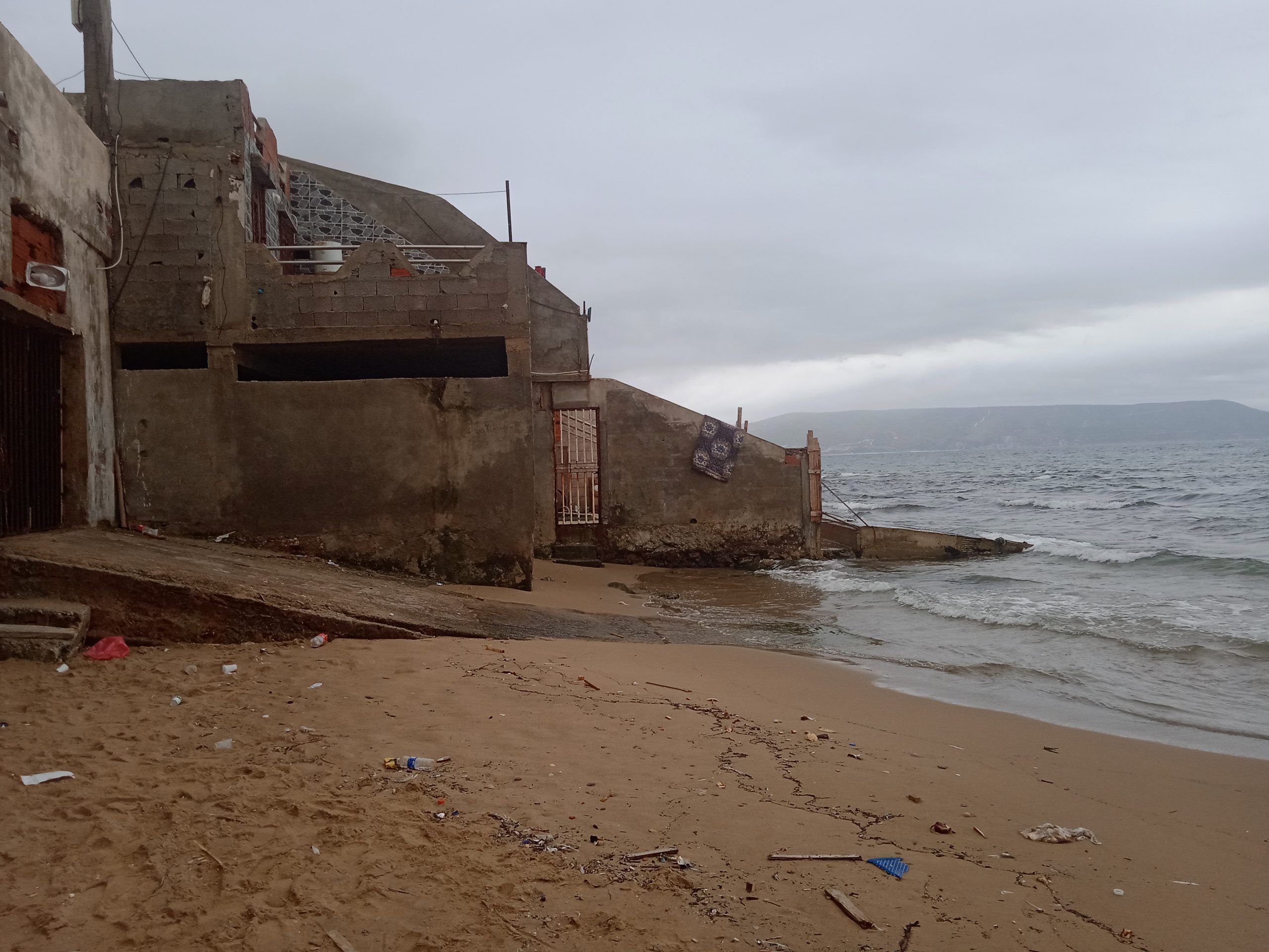 وهران: بالصور..شواطىء عين الترك مرتع للبنايات الفوضوية ومولد لظاهرة الحرقة