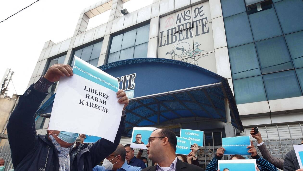 محاكمة الصحفي كارش: القاضي ينتقد مشاركة مقالاته على الفيسبوك وشاهد يُورّط والي تمنراست