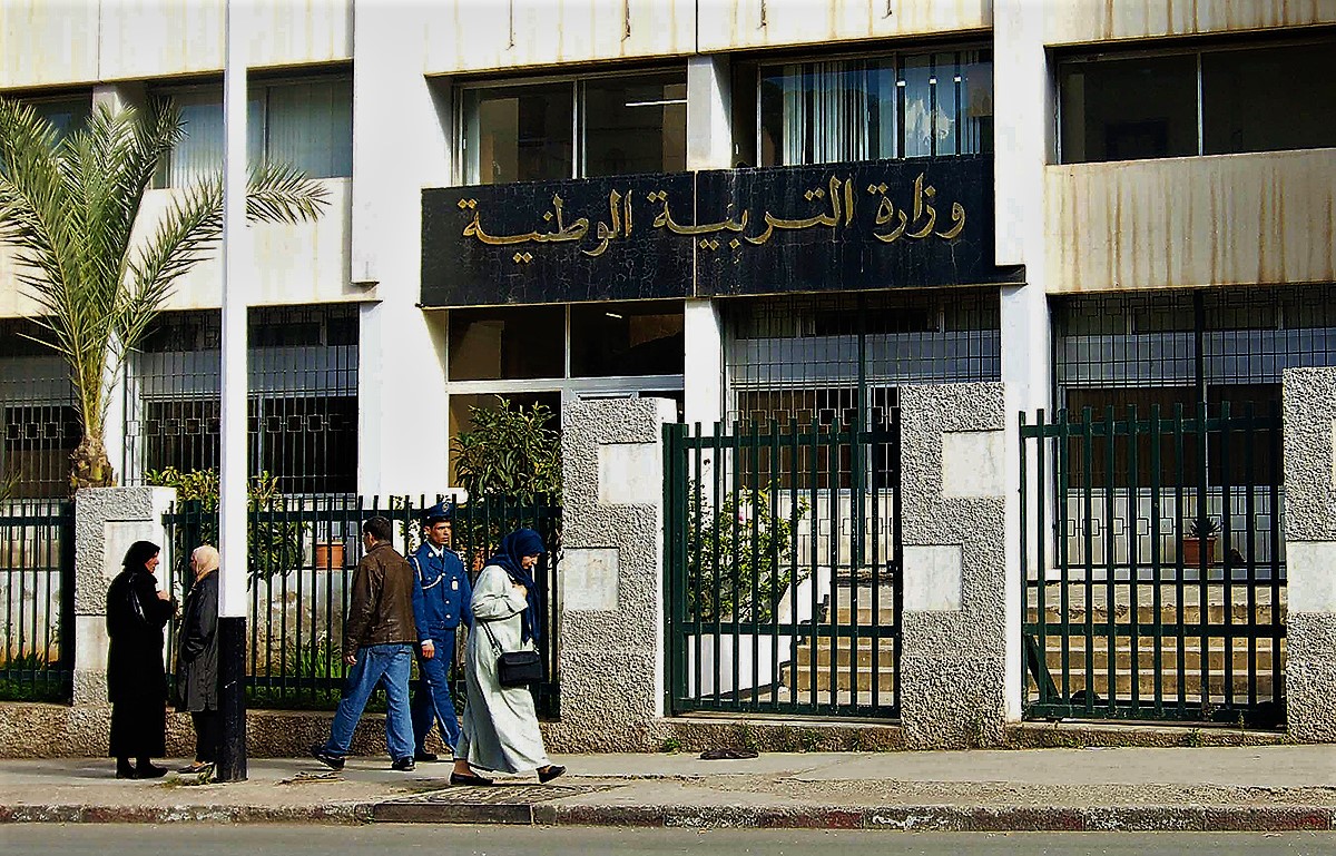 وزير التربية يجتمع برؤساء النقابات للنظر في القانون الأساسي للموظفين