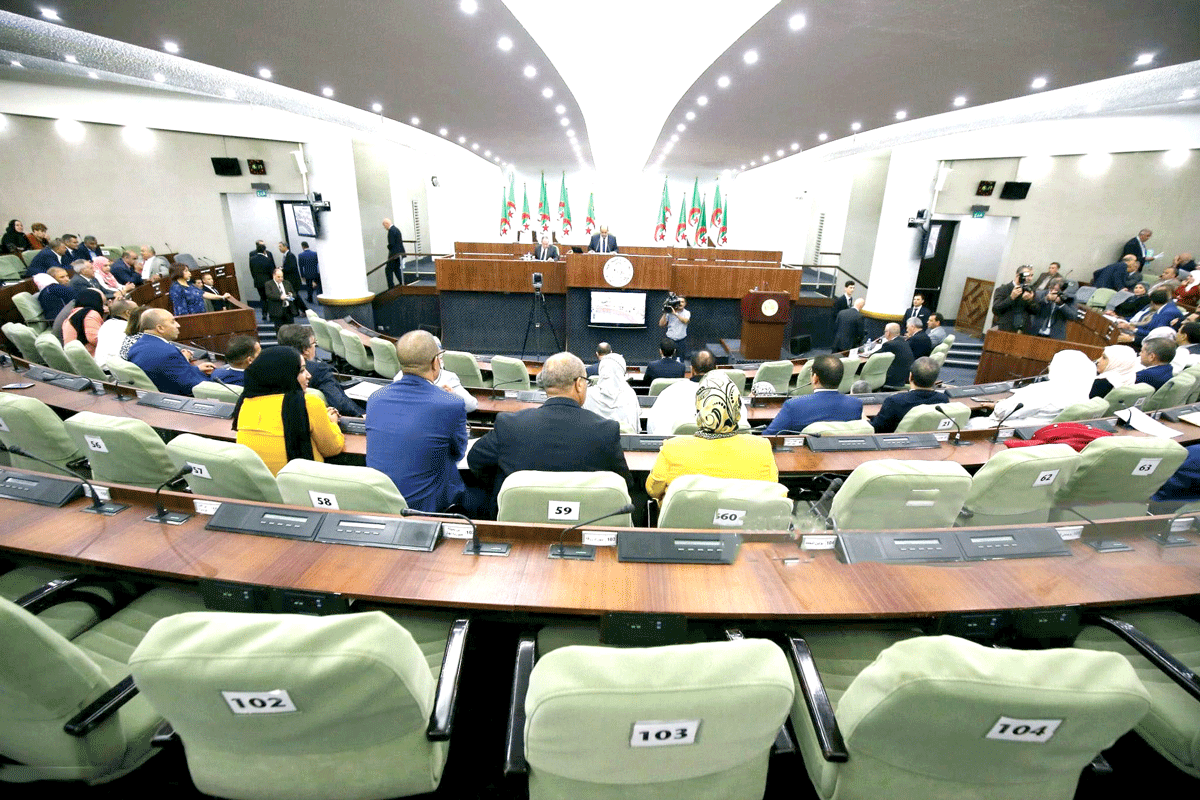 افتتاح الدورة البرلمانية على وقع معارضة تثيرها مشاريع الحكومة