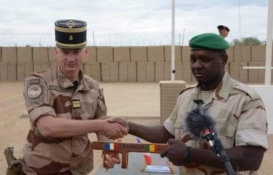 الجيش الفرنسي يغادر أهم قاعدة عسكرية في أفريقيا على بعد 50 كلم من الحدود الجزائرية