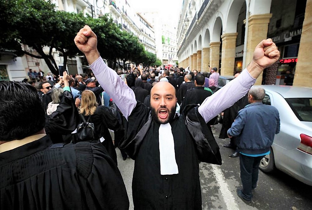 بعد موجة إستياء: اتحاد المحامين يصدر «بيانا توضيحيا» حول الضريبة على الدخل