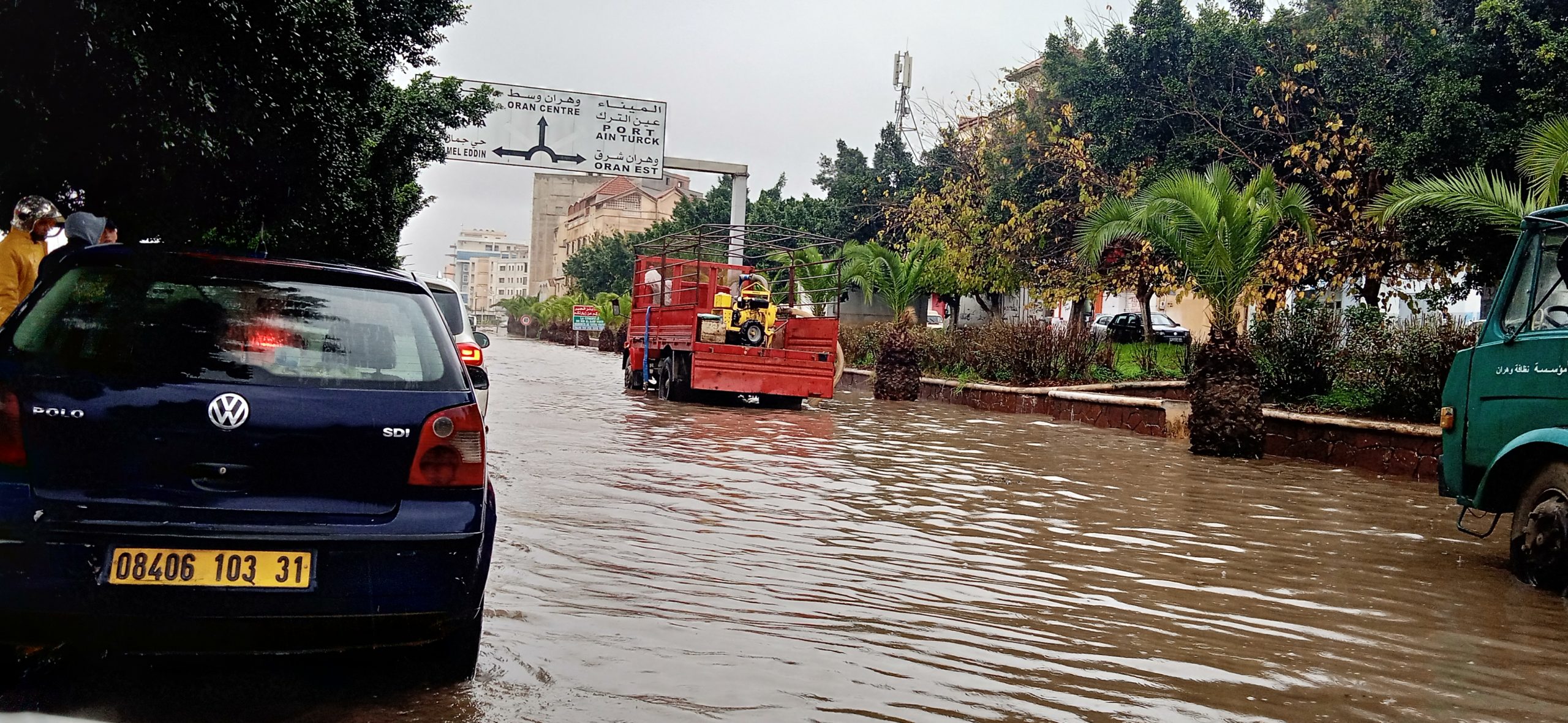 الامطار تغلق طرقات مدينة وهران وتسبب في ازدحام مروري