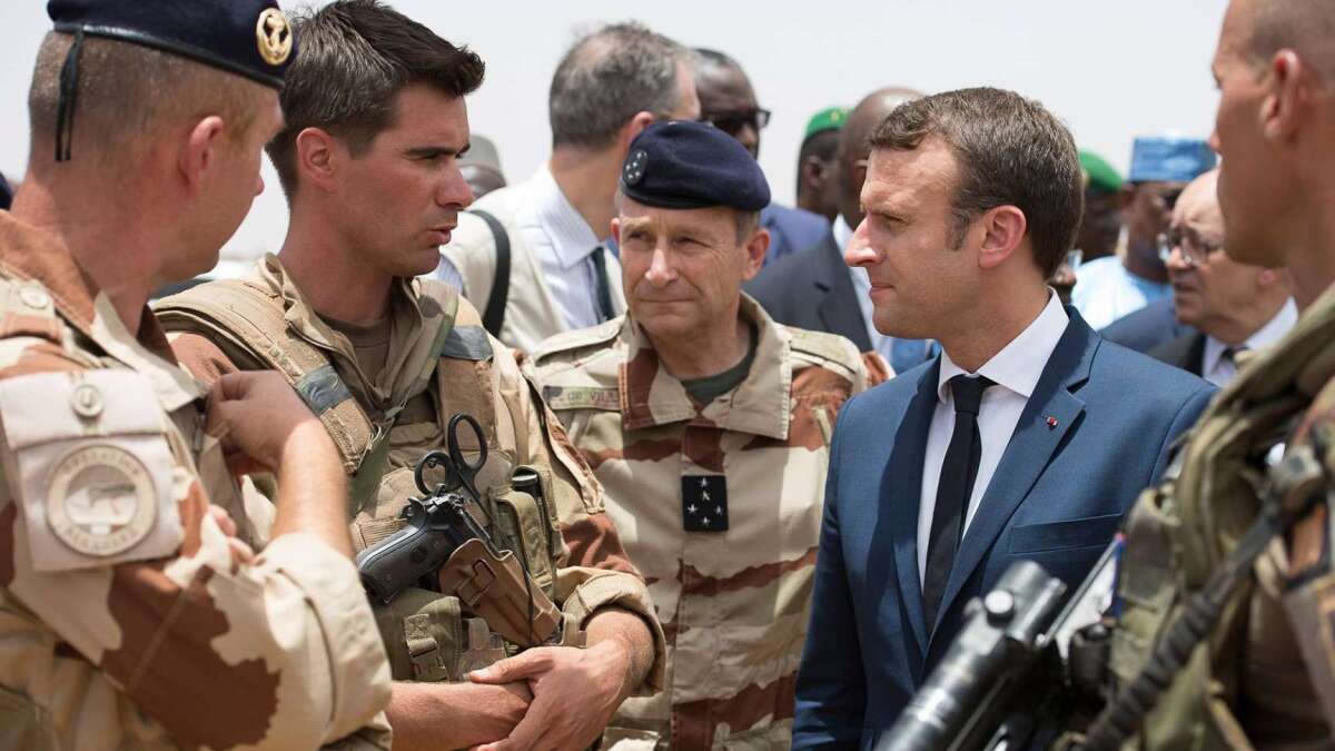 «ماكرون يلغي زيارته لمالي للقاء من وصفهم بـ «الإنقلابيين