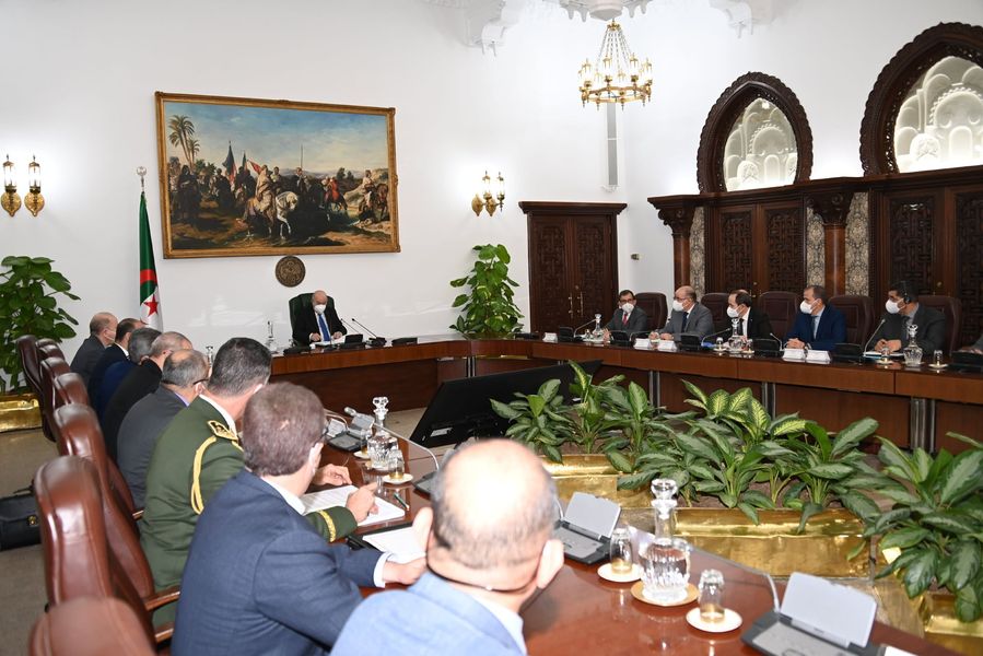 مشاريع الإستثمار العالقة على طاولة تبون ووزراء الحكومة اليوم الأحد  