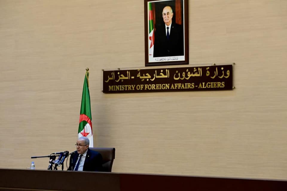 لعمامرة ينفي “مغالطات” تأجيل موعد القمة العربية بالجزائر