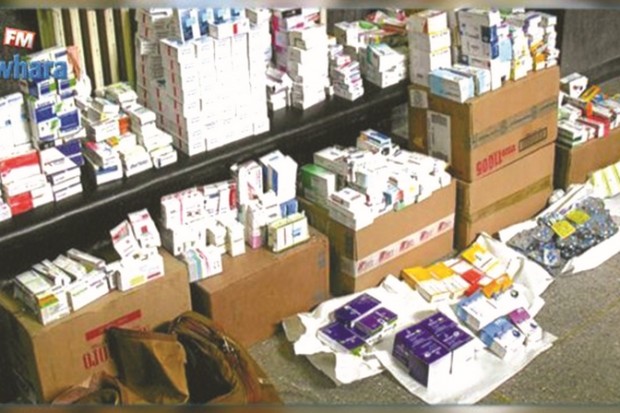 في 16 عملية تفتيش بوسط وشرق البلاد: وزارة الصناعة الصيدلانية تضبط 16 ألف علبة “لوفينوكس” و250 ألف علبة “براسيتامول” محتكرة