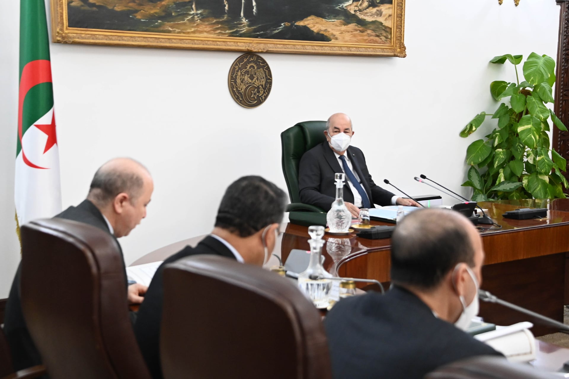 تبون يتراجع عن كلّ الضرائب على بعض المواد الغذائية وجميع الرسوم على التجارة الإلكترونية