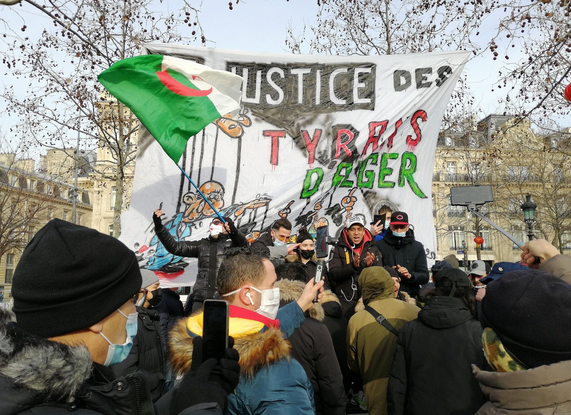 عشية الذكرى الثالثة للحراك: مسيرة حاشدة للجالية الجزائرية بفرنسا