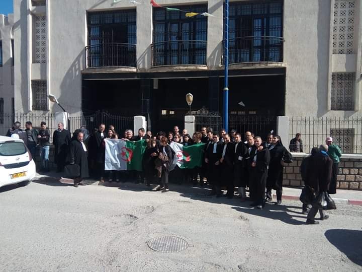 المحضرون القضائيون يعلّقون إضرابهم احتجاجا على قانون المالية