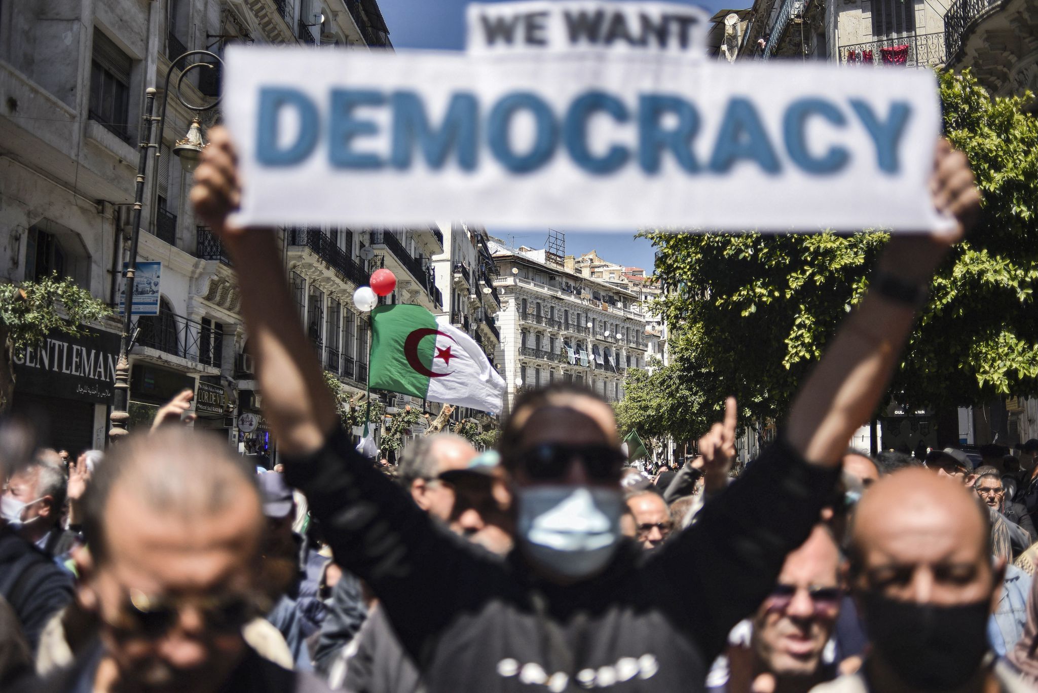 البراءة.. الحبس المؤقت والتماس السجن النافذ لـ معتقلي 22 فيفري الجاري