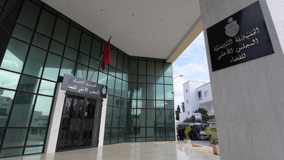 الشرطة التونسية تغلق أبواب المجلس الأعلى للقضاء وتمنع الموظفيين من دخوله