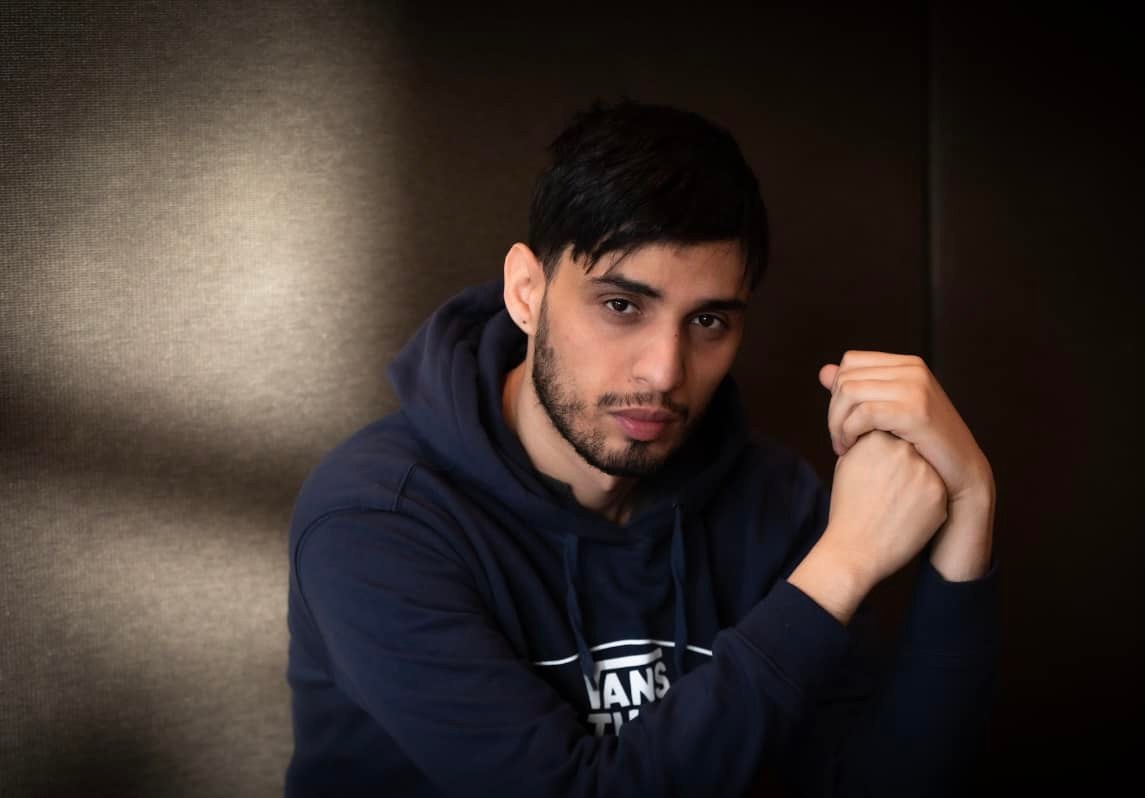 الصحفي والروائي أنور رحماني : حكموا عليّ بـ «النفي» من الجزائر بسبب عبارة «الله حرّ» ورأيي في تبون