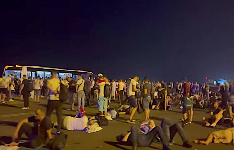 A l’aéroport de Douala, le “12ème homme” des Fennecs a été livré à lui-même