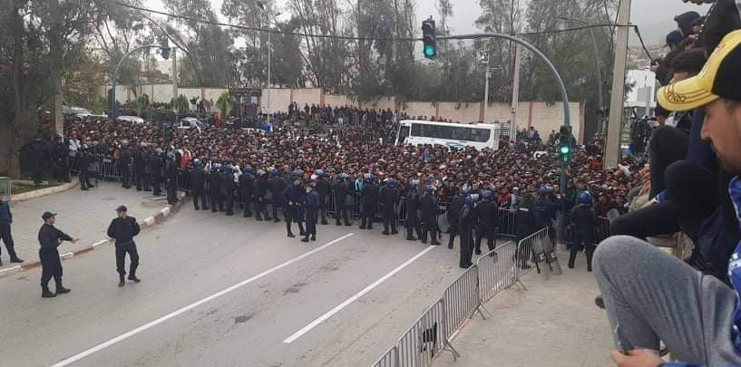 Algérie-Cameroun : foule immense autour du stade Tchaker pour l’achat des tickets