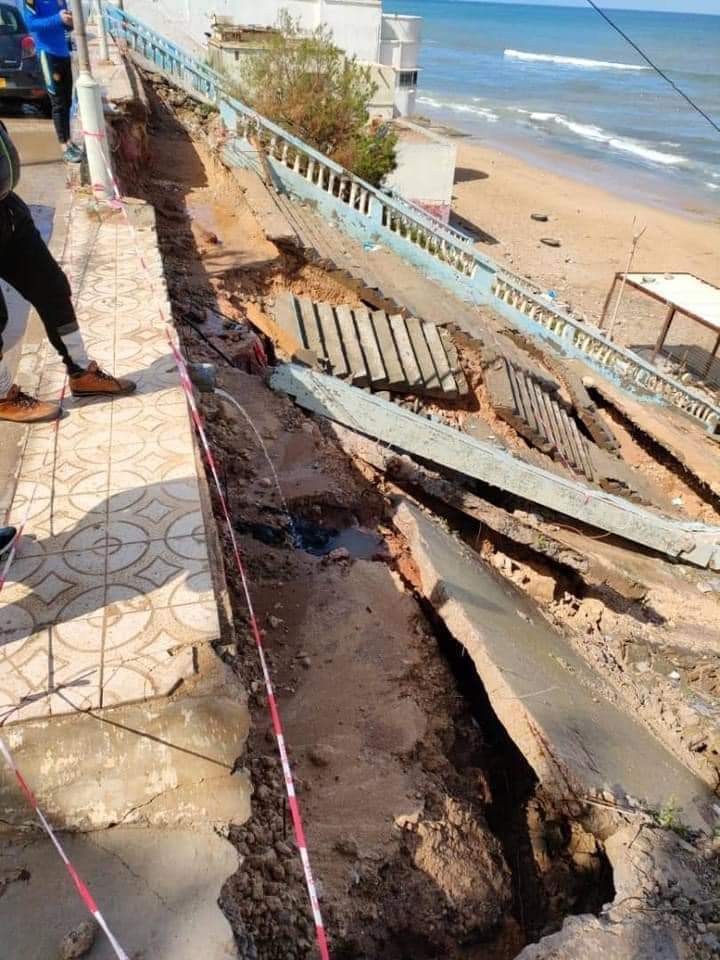 تسبب في انهيارات على  الواجهة البحرية:  برلماني يكشف خلفيات بناء جدار عازل في شاطئ عين ترك بوهران