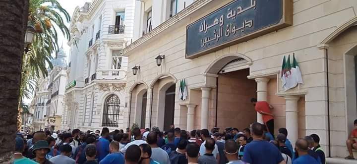 عمال بلدية وهران بدون أجور ويقررون الاحتجاج