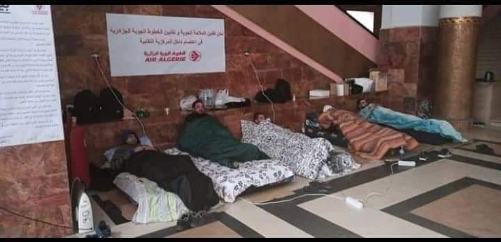 احتجاجات بالمركزية النقابية على خلفية فصل 5 نقابيين من شركة الخطوط الجوية
