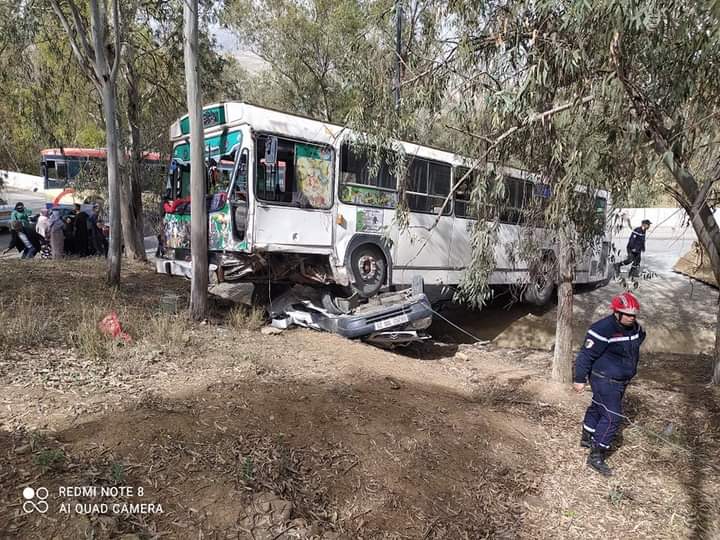 قسنطينة: ثمانية قتلى في حادث اصطدام حافلة بسيارتين