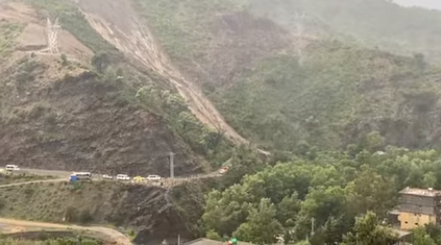 Intempéries : spectaculaires éboulements sur les routes reliant Béjaïa à Sétif (vidéo)