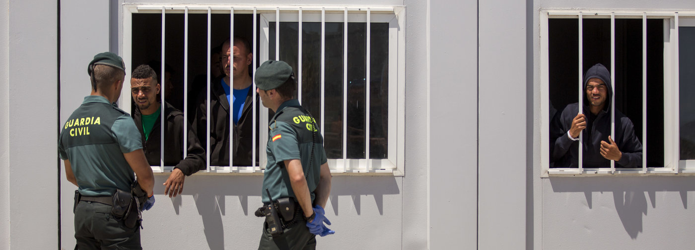 اسبانيا: هروب “حراقة” من مركز احتجاز كانوا مُضربين عن الطعام بسبب تعنيفهم وعدم احترام قناعاتهم الدينية
