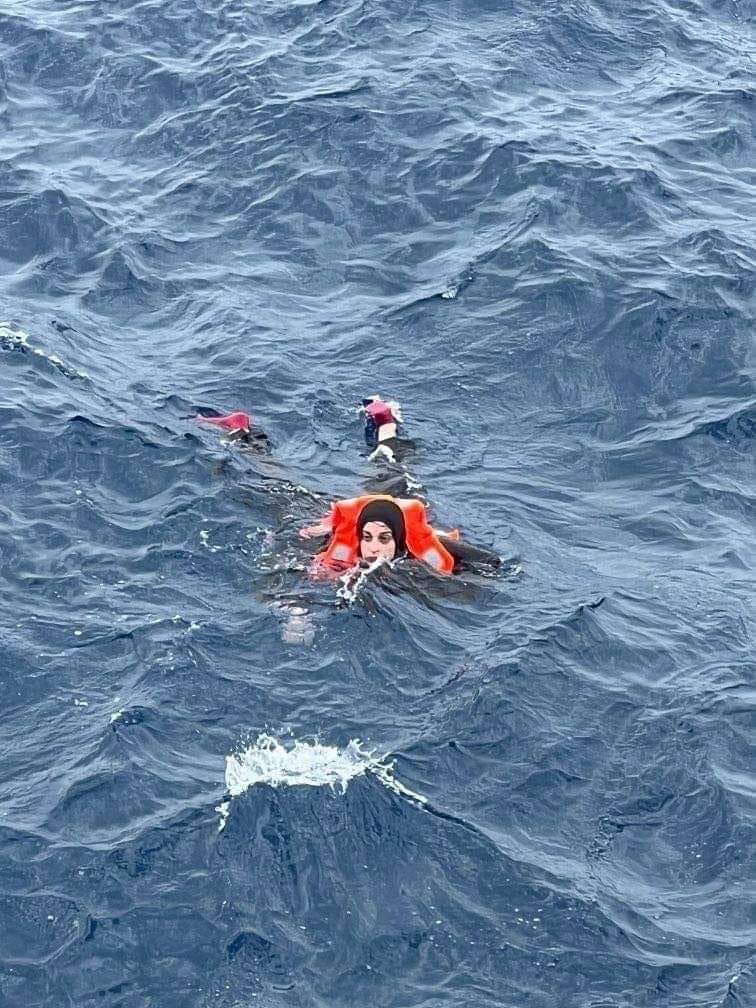 بالصور..سفينة نقل محروقات توثق لحظات إنقاذ حراقة جزائريين منهم نساء 