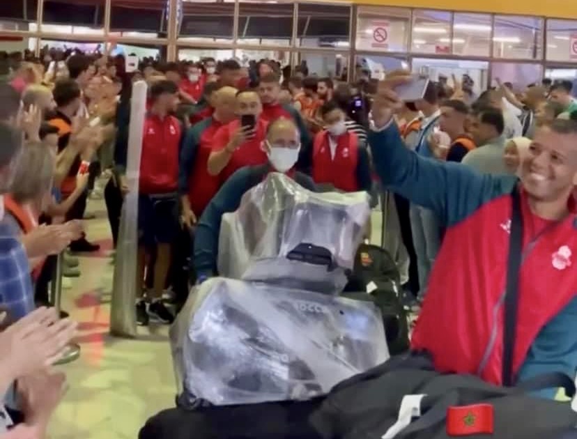 بعيدا عن صوت مدافع المناورات العسكرية…إستقبال الوفد المغربي على صوت الزغاريد والتصفيق بمطار وهران